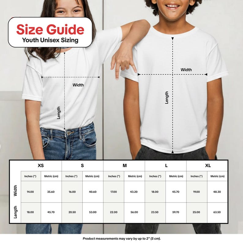 Puede incluir: Una gu&iacute;a de tallas unisex para j&oacute;venes de camisetas blancas. El gr&aacute;fico muestra dos camisetas blancas con l&iacute;neas discontinuas que indican el ancho y el largo. Una tabla enumera las tallas de XS a XL con medidas en pulgadas y cm.