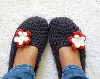 Extra thick, Simply slippers in Charcoal Color with Red/Cream Flower, Adult Crochet Slippers, Women slippers,house shoes, Non-Slip Sole