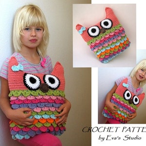 Puede incluir: Un patr&oacute;n de almohada de b&uacute;ho de crochet con un esquema de colores rosa, verde y azul. El patr&oacute;n es de Eva's Studio.