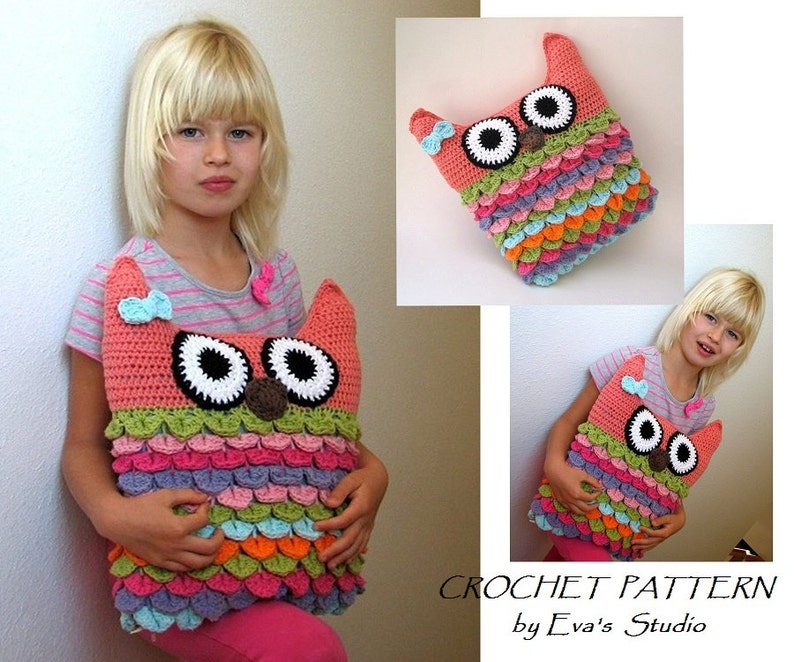 Puede incluir: Un patr&oacute;n de almohada de b&uacute;ho de crochet con un esquema de colores rosa, verde y azul. El patr&oacute;n es de Eva's Studio.