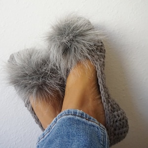 Extra thick, Simply Slippers in Gray Color with Gray / White  Faux Fur  Pom Pom, Adult Crochet Slippers , Women slippers,House Shoes