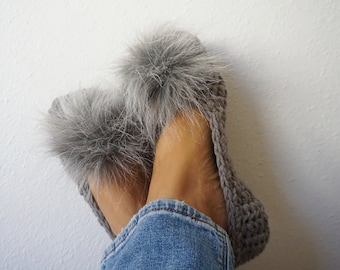 Extra thick, Simply Slippers in Gray Color with Gray / White  Faux Fur  Pom Pom, Adult Crochet Slippers , Women slippers,House Shoes