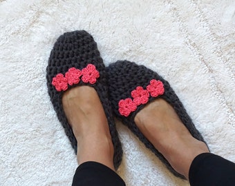 Extra thick, Simply Slippers in Charcoal Color with Pink Flowers, Adult Crochet Slippers, Women Slippers,House Shoes, Non-Slip Sole