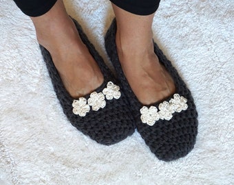 Extra thick, Simply Slippers in Charcoal Color with White Flower, Adult Crochet Slippers, Women Slippers,House Shoes, Non-Slip Sole