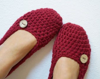 Extra thick, Simply slippers in Burgundy , Adult Crochet Slippers , Women slippers with natural coconut shell round button, house shoes