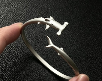 Matzilveren hamerhaai open manchet armband Ocean Surfer Jewelry
