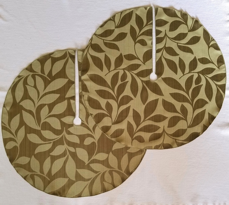 Small Size Satin Vine Green 26 Textured Tree Skirt