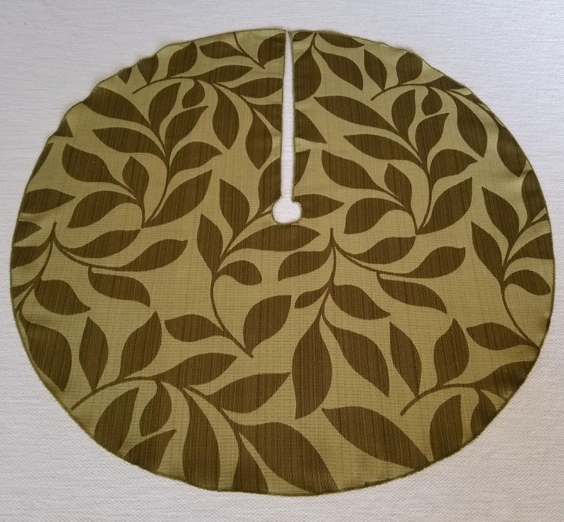 Small Size Satin Vine Green 26 Textured Tree Skirt