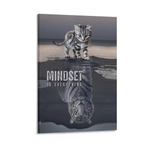 Könnte beinhalten: Leinwanddruck mit einer Katze und ihrem Spiegelbild als Tiger. Das Bild hat den Text "MINDSET IS EVERYTHING" in weißen, fetten Buchstaben. Das Kätzchen ist grau und weiß, und die Tigerreflexion ist ebenfalls grau und weiß.