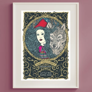 Puede incluir: Una ilustración de estilo vintage de Caperucita Roja con un lobo. La imagen está sobre un fondo oscuro con detalles dorados y ornamentados. El texto "Fairy Tale Classics" y "Brothers Grimm" aparece en la parte inferior de la imagen.