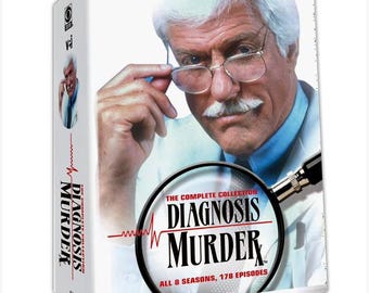 Peut inclure: Coffret DVD de la série télévisée "Diagnosis Murder". La couverture présente un gros plan d'un homme portant des lunettes, avec le titre de l'émission dans une loupe. Le coffret comprend les 8 saisons et 178 épisodes.