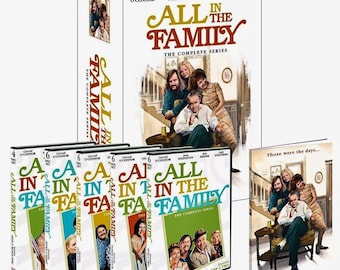 Peut inclure: Un coffret DVD de "All in the Family: The Complete Series" avec plusieurs boîtiers de DVD. L'ensemble comprend 28 DVD. Les boîtiers de DVD présentent des images de la distribution et le logo de l'émission.