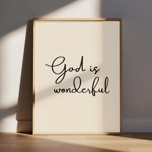 Peut inclure: Impression d'art encadrée avec l'inscription "God is wonderful" en script noir élégant sur un fond crème. Le cadre est de couleur marron clair. L'œuvre est exposée contre un mur neutre.