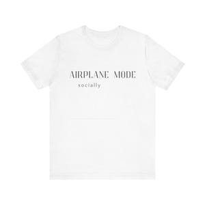 Socially on Airplane Mode Shirt, Introvert Mental Awareness Awareness Tee Bild 4
