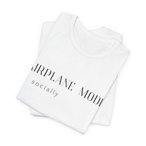 Socially on Airplane Mode Shirt, Introvert Mental Awareness Awareness Tee Bild 3