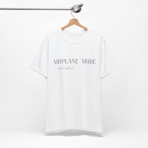 Socially on Airplane Mode Shirt, Introvert Mental Awareness Awareness Tee Bild 2