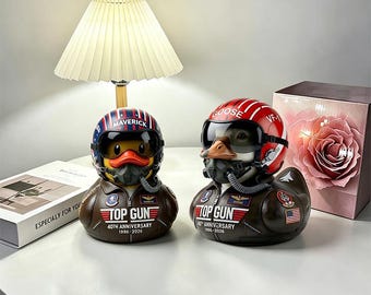 Statuetta da collezione per cosplay del pilota di Top Gun per il 40° anniversario, simpatica paperella di gomma a forma di pilota, regalo per gli amanti del cinema, decorazione da scrivania 2026