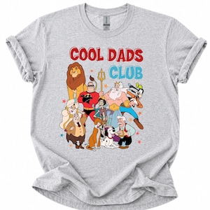 Pode incluir: Camiseta cinza claro com um gr&aacute;fico colorido de personagens de desenhos animados, incluindo um le&atilde;o e um super-her&oacute;i. O texto "COOL DADS CLUB" &eacute; impresso em vermelho e azul acima dos personagens. A camiseta tem mangas curtas e gola redonda.