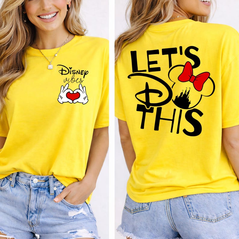 K&ouml;nnte beinhalten: Gelbes T-Shirt mit dem Text "Disney vibes" und herzf&ouml;rmigen H&auml;nden auf der Vorderseite. Auf der R&uuml;ckseite des Shirts steht "Let's do this" mit einer Minnie-Mouse-Silhouette und einer roten Schleife. Kombiniert mit Jeansshorts.