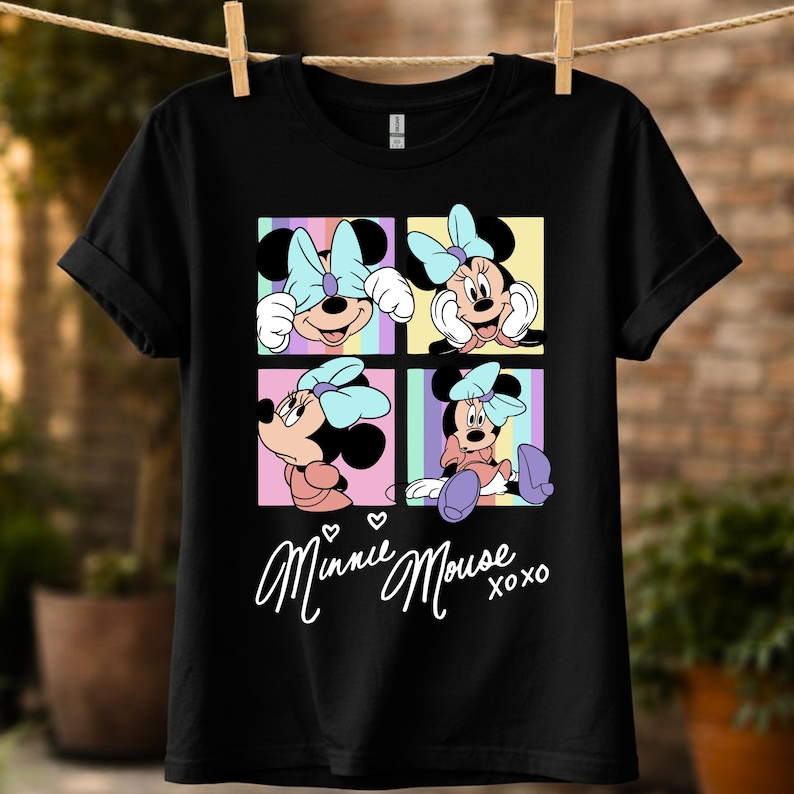 Pu&ograve; includere: T-shirt nera con una grafica a quattro pannelli di Minnie Mouse in varie pose, ciascuna con uno sfondo pastello diverso. La maglietta include il testo "Minnie Mouse xoxo" in corsivo.