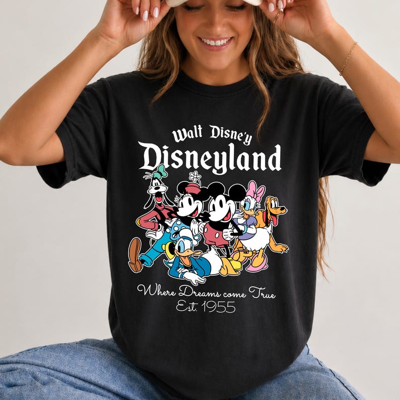 Pu&ograve; includere: T-shirt nera con la scritta "Walt Disney's Disneyland" e una grafica di Topolino, Minnie, Pippo, Paperino, Paperina e Pluto. La maglietta include anche la scritta "Where Dreams come True Est. 1955."