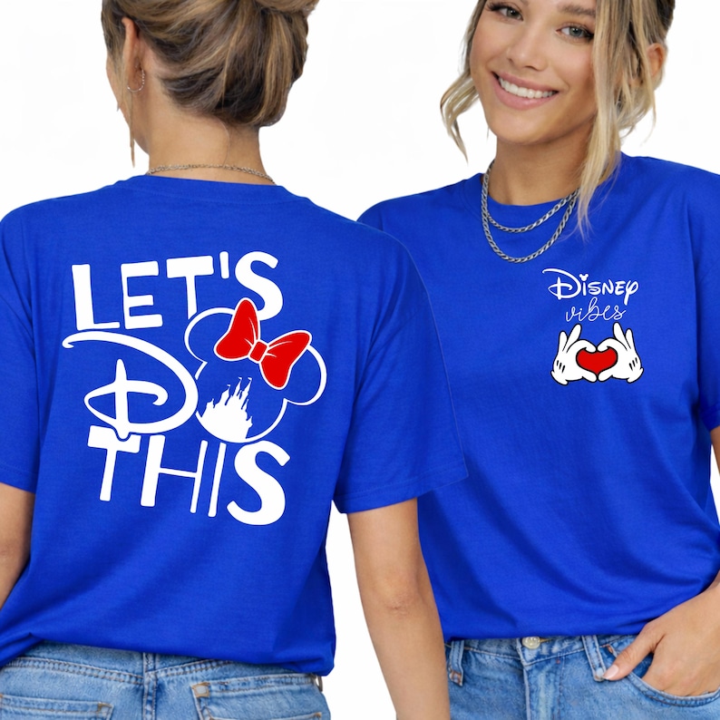 K&ouml;nnte beinhalten: Zwei k&ouml;nigsblaue T-Shirts mit wei&szlig;en Grafiken. Ein Shirt zeigt "LET'S DO THIS" mit einem Minnie-Mouse-Design und einer roten Schleife. Das andere Shirt sagt "Disney Vibes" mit einer herzf&ouml;rmigen Handgeste.