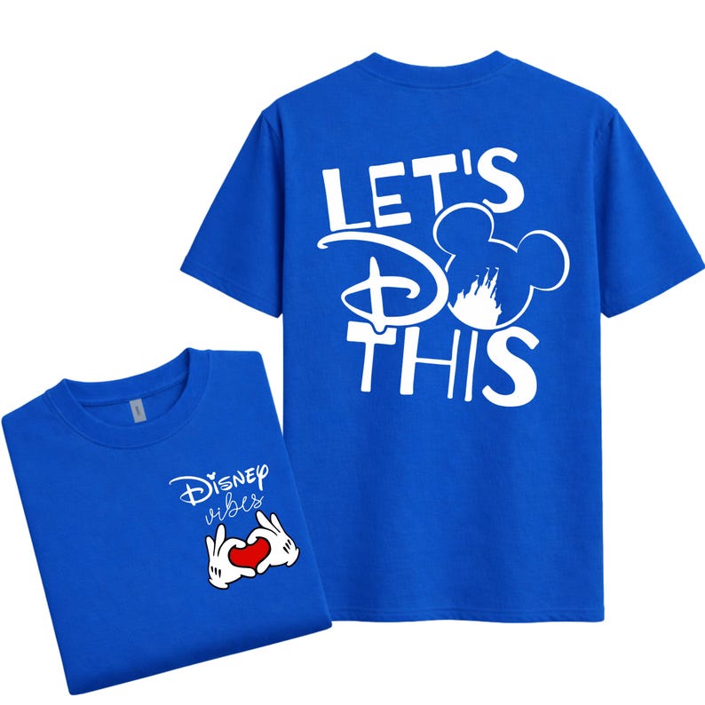 K&ouml;nnte beinhalten: Zwei k&ouml;nigsblaue T-Shirts. Eines zeigt "Disney vibes" mit einer herzf&ouml;rmigen Handgeste. Das andere zeigt "LET'S DO THIS" mit einer Mickey Mouse Silhouette. Beide Shirts sind kurz&auml;rmlig.