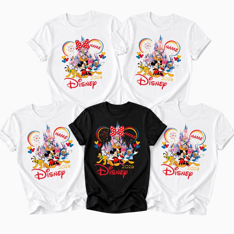 Op de afbeelding: Vijf T-shirts, vier witte en &eacute;&eacute;n zwarte, met een kleurrijk Disney-ontwerp. Het ontwerp toont een kasteel, Mickey Mouse en andere personages, samen met het woord "Disney" en het jaar "2024". Elk shirt heeft een aanpasbaar naamgebied.