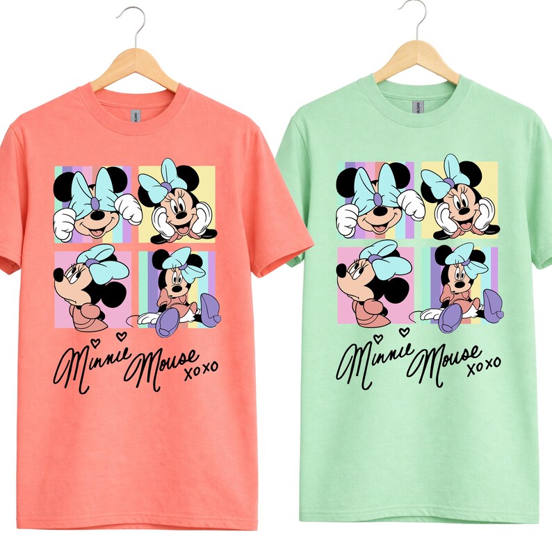 Pu&ograve; includere: Due magliette a maniche corte, una corallo e una verde menta, ciascuna con una grafica di Minnie Mouse. La grafica mostra Minnie in quattro pose diverse con un fiocco azzurro. Il testo "Minnie Mouse xoxo" &egrave; sotto.