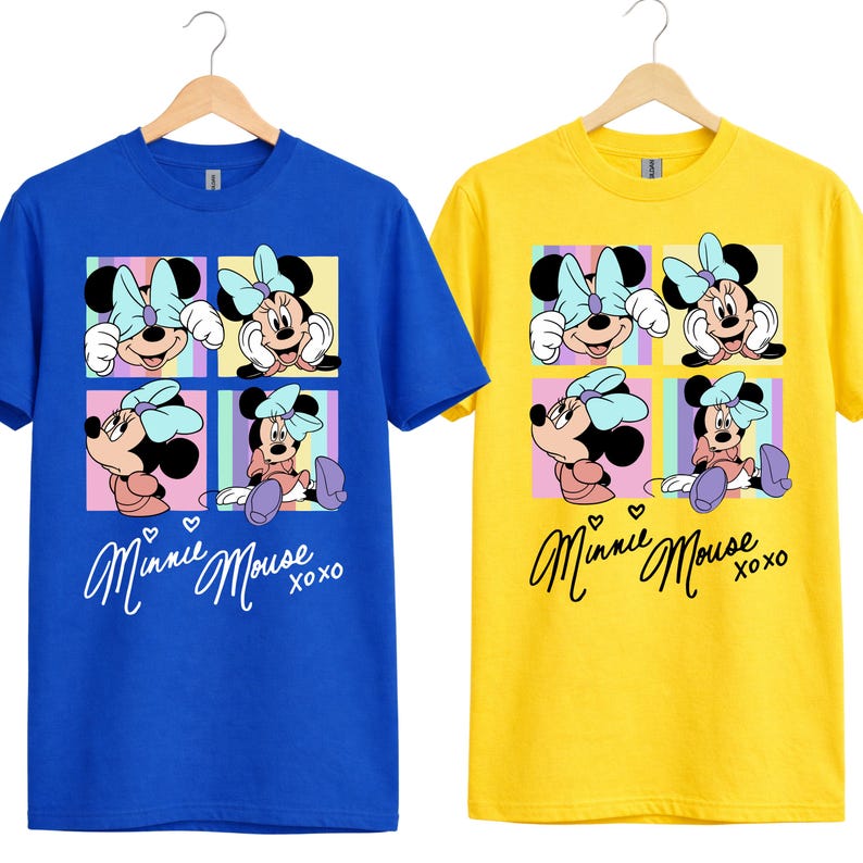 Pu&ograve; includere: Due magliette a maniche corte, una blu e una gialla, ciascuna con una grafica di Minnie Mouse. La grafica mostra Minnie in quattro pose diverse, con un fiocco azzurro e le parole "Minnie Mouse xoxo" in corsivo.