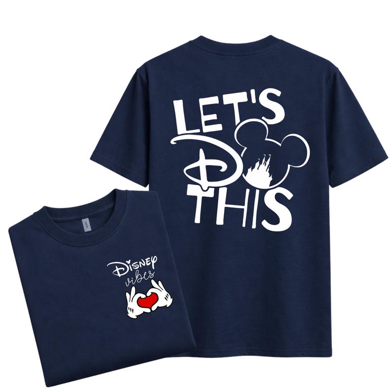 K&ouml;nnte beinhalten: Zwei marineblaue T-Shirts. Ein Shirt hat "Disney vibes" mit Mickey Mouse-H&auml;nden, die ein Herz formen. Das andere Shirt hat "Let's do this" mit einer Mickey Mouse-Kopf-Silhouette und dem Disney-Logo. Beide Shirts sind kurz&auml;rmelig.