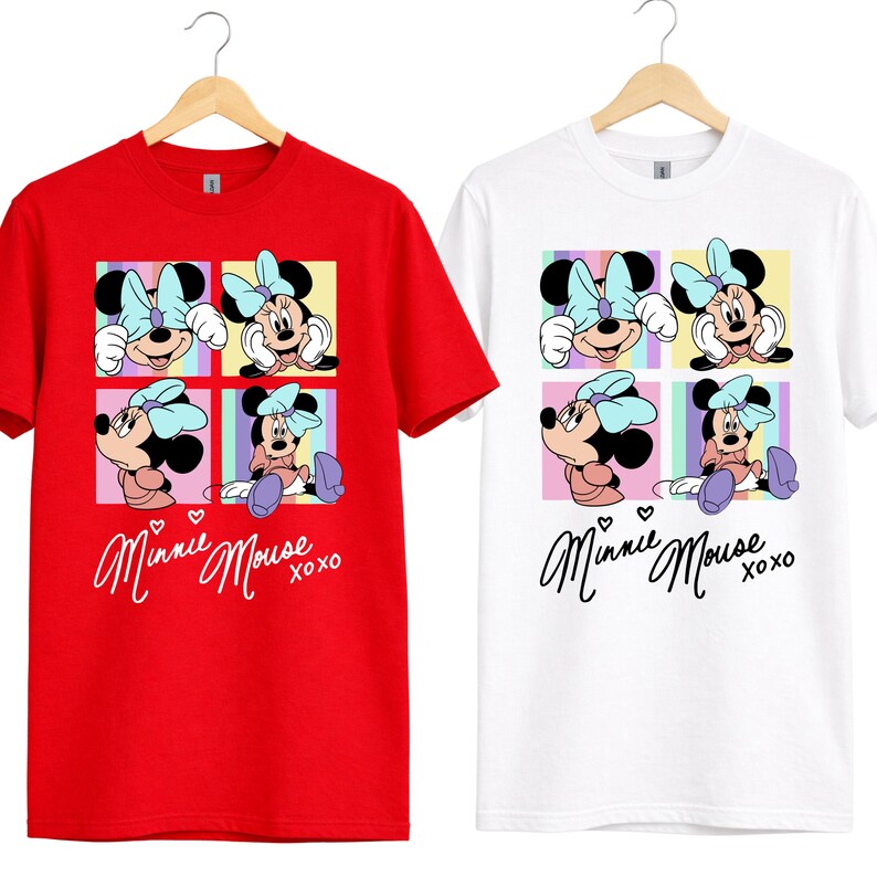 Pu&ograve; includere: T-shirt rosse e bianche con grafica di Minnie Mouse. La grafica include quattro pannelli con diverse pose di Minnie Mouse, un fiocco azzurro chiaro e la scritta "Minnie Mouse xoxo".