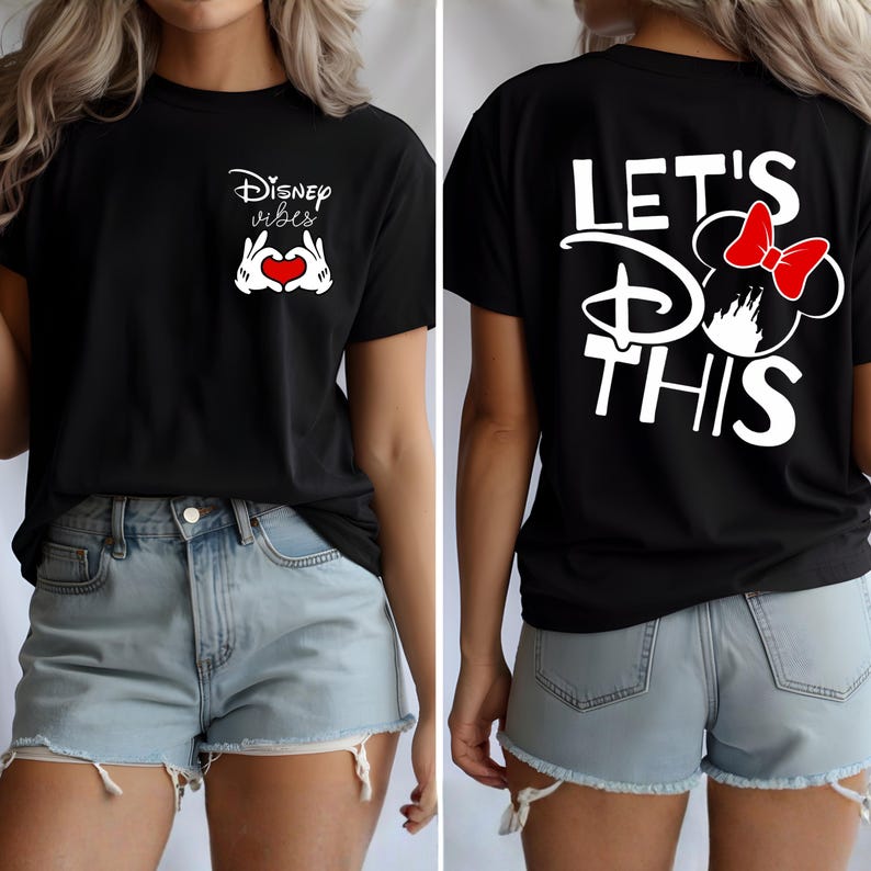 K&ouml;nnte beinhalten: Schwarzes T-Shirt mit wei&szlig;em Text und Grafiken. Auf der Vorderseite steht "Disney vibes" mit Mickey Mouse-H&auml;nden, die ein Herz bilden. Auf der R&uuml;ckseite steht "Let's Do This" mit einer Minnie Mouse-Grafik und roter Schleife.