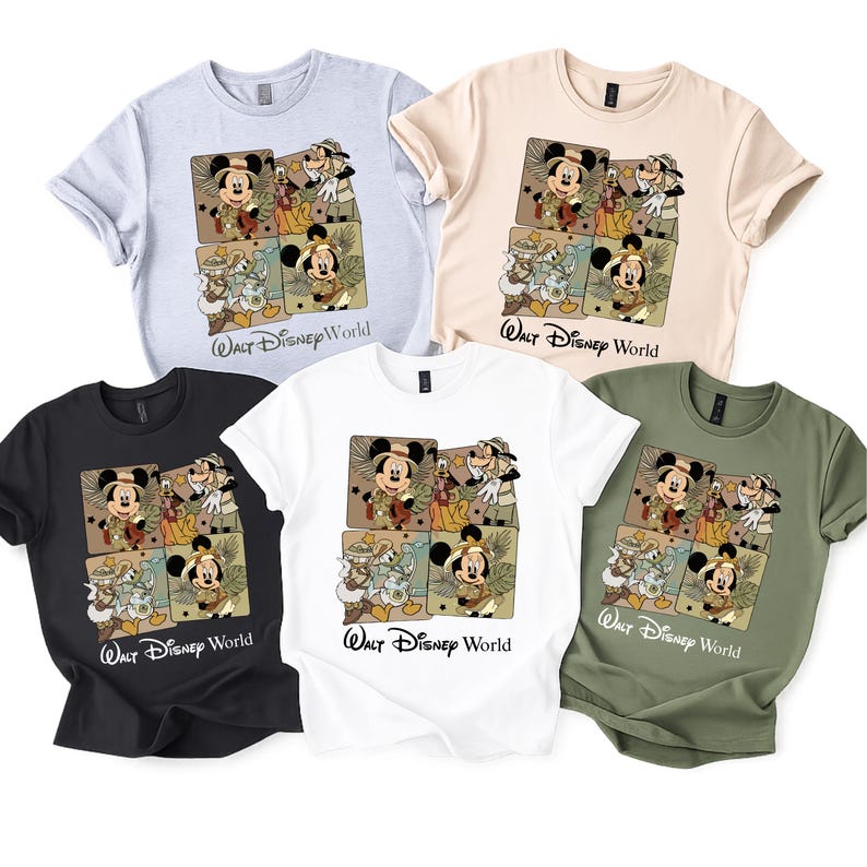 Puede incluir: Cinco camisetas en colores variados: azul claro, beige, negro, blanco y verde oliva. Cada camiseta presenta un dise&ntilde;o de cuatro paneles con Mickey Mouse y sus amigos, con el texto "Walt Disney World" debajo.
