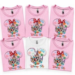 Puede incluir: Camisetas rosas y blancas con un dise&ntilde;o de Disney Trip. El dise&ntilde;o presenta a Mickey y Minnie Mouse, un castillo y la frase "Best Day Ever". Las camisetas tienen cuello redondo y mangas cortas.