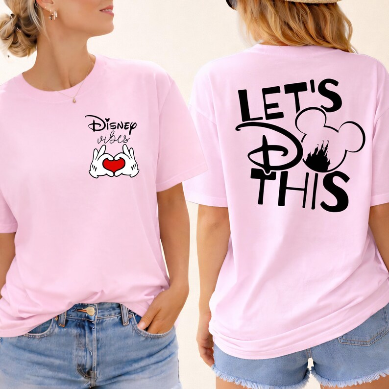 K&ouml;nnte beinhalten: Rosa T-Shirts mit Disney-Motiven. Ein Shirt zeigt "Disney Vibes" mit Mickey Mouse-H&auml;nden, die ein Herz formen. Das andere Shirt hat "Let's do this" mit einer Mickey Mouse-Silhouette und einem Schloss.