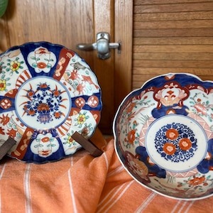 2-delige antieke Japanse Imari porseleinen collectie – 23 cm gegolfde kom en 21,5 cm bijpassend bord, Meiji-periode (ca. 1880-1912)
