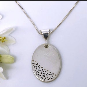 Collana ovale in argento sterling con texture ossidata a fossette