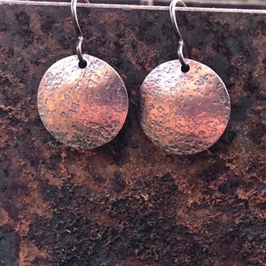 Orecchini rotondi in rame ossidato con texture a fossette