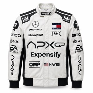 Könnte beinhalten: Eine weiß-schwarze Rennjacke mit verschiedenen Sponsorenlogos, darunter Pirelli, OMP, Mercedes, Tommy Hilfiger, IWC, Shark Ninja, APX GP, Expensify, MSC, EA Sports und Geico. Die Jacke enthält einen kleinen Aufnäher mit der US-Flagge neben dem Namen Hayes.
