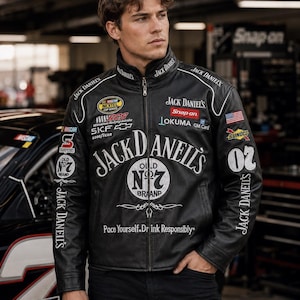 Könnte beinhalten: Eine schwarze Leder-Rennjacke mit weißem Jack Daniel's-Branding, Old No. 7-Logos und verschiedenen NASCAR-Sponsorenaufnähern. Auf der Vorderseite steht der Text Pace Yourself. Drink Responsibly. Sie hat einen Stehkragen und einen Reißverschluss.