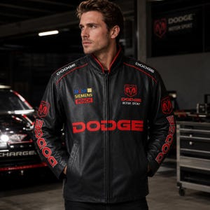 Könnte beinhalten: Eine schwarze Lederjacke mit rotem Dodge-Schriftzug auf der Brust und den Ärmeln. Die Jacke ist mit gestickten Logos von Mobil, Siemens und Bosch auf der rechten Brust sowie einem Dodge Motor Sport-Emblem und weißem Dodge-Text links versehen.
