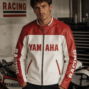 Könnte beinhalten: Eine rot-weiße Lederjacke mit Stehkragen, durchgehendem Frontreißverschluss und zwei seitlichen Reißverschlusstaschen. Das Wort YAMAHA ist in Rot auf dem weißen Brustbereich und das Wort RACING in Weiß auf beiden Ärmeln aufgedruckt.