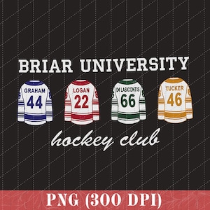 Op de afbeelding: Grafisch ontwerp met vier hockeytruien en de tekst "BRIAR UNIVERSITY hockey club". Elke trui heeft een andere kleur: blauw, rood, groen en goud. Elke trui heeft de naam en het nummer van een speler.