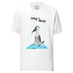 Può includere: T-shirt bianca con un'illustrazione disegnata a mano di un pinguino su un iceberg blu. Il testo "Rough Penguin" è sopra il pinguino. Il pinguino è nero, bianco e grigio con un becco giallo. La maglietta ha un girocollo e maniche corte.
