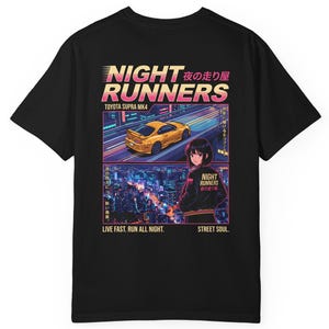 Puede incluir: Camiseta negra con un diseño gráfico con las palabras "NIGHT RUNNERS" y texto japonés. El diseño incluye un coche deportivo amarillo y un personaje de estilo anime. El texto adicional dice "TOYOTA SUPRA MK4", "LIVE FAST. RUN ALL NIGHT." y "STREET SOUL."
