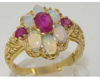 Anillo único de oro amarillo de 9 quilates con rubí natural y ópalo de colores, estilo antiguo, con diseño floral único. Personalizable en oro de 14 quilates o 18 quilates.