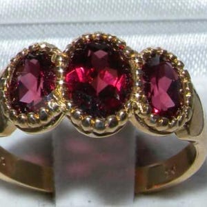 Anel de ouro amarelo 9K com granada de rodolita natural, anel trilogia oval com 3 pedras, anel milgrain estilo vintage vitoriano inglês - personalizável