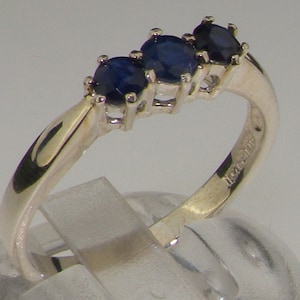 Bague trilogie en argent sterling 925 massif naturel 3 saphirs bleus foncés, bague saphir moderne, bague d&#39;anniversaire - personnalisable