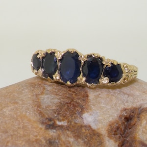 Atemberaubender 18K, 14K oder 9K Gelbgold Saphir Ring | Viktorianisch Inspiriert Verzierter Goldring | Fünfstein Saphir Ring | Natürliche Saphire